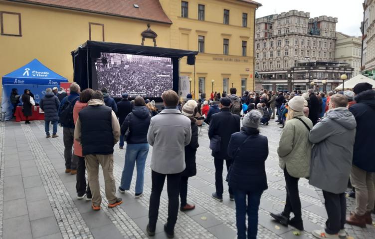 Оксамитова Революція: Сила ненасильницького опору