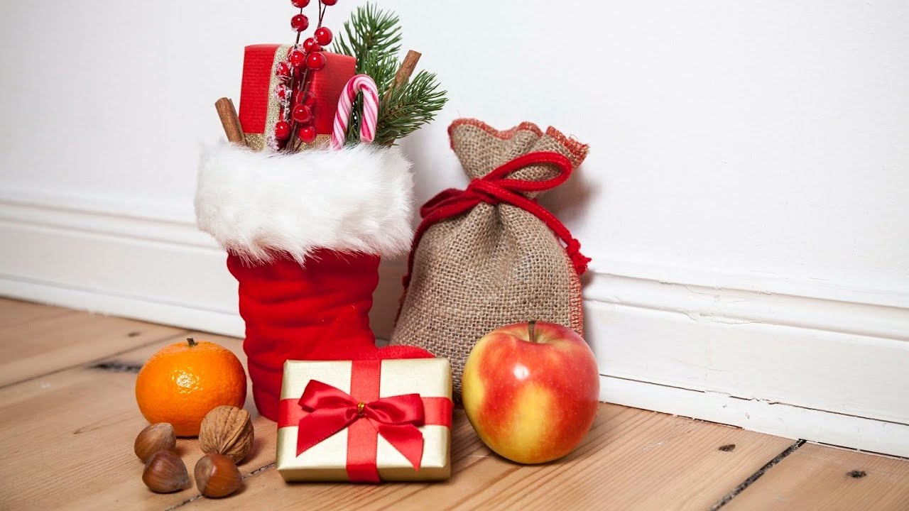 Дети находят подарки в своих башмачках, оставленных у двери